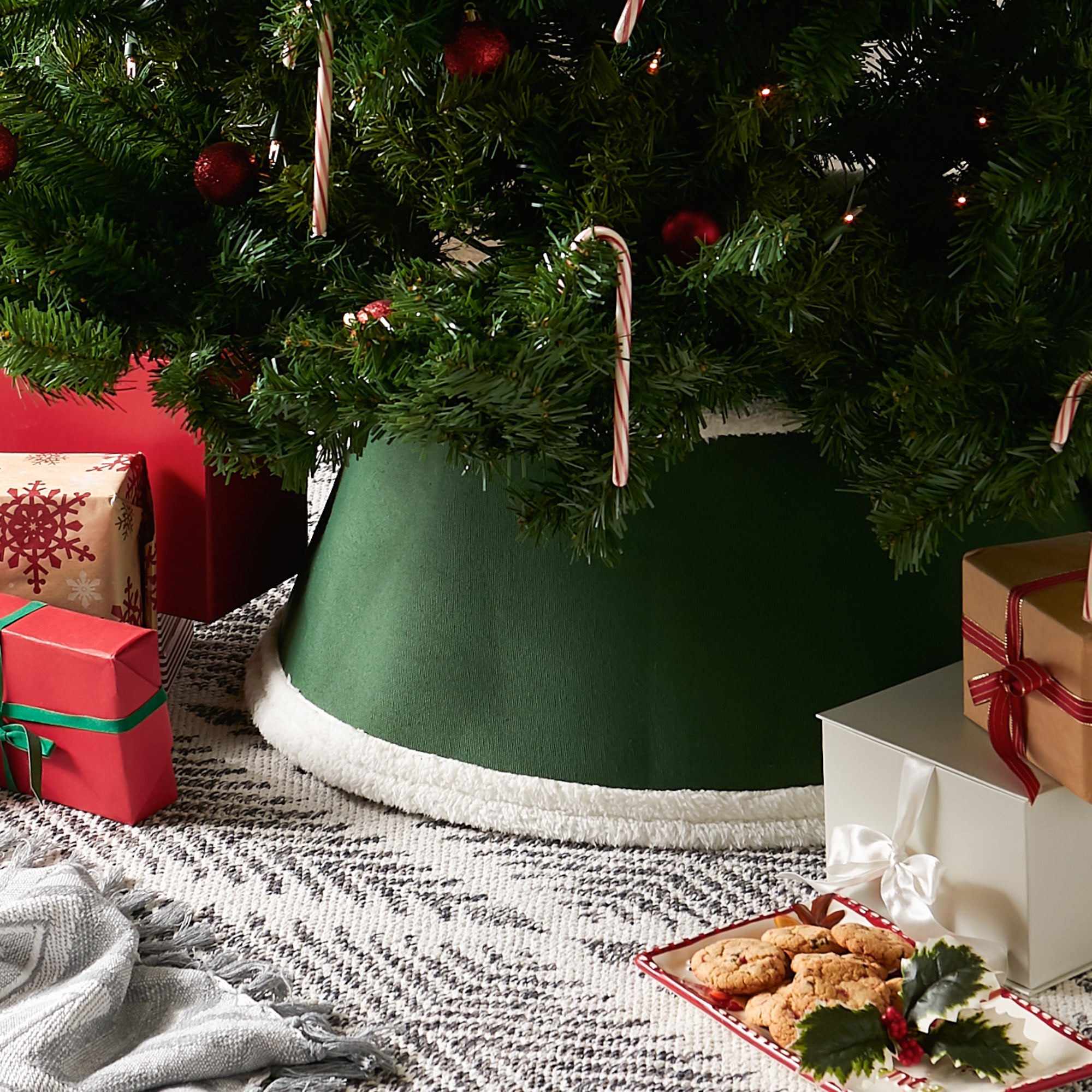 Green Holiday Tree Collar